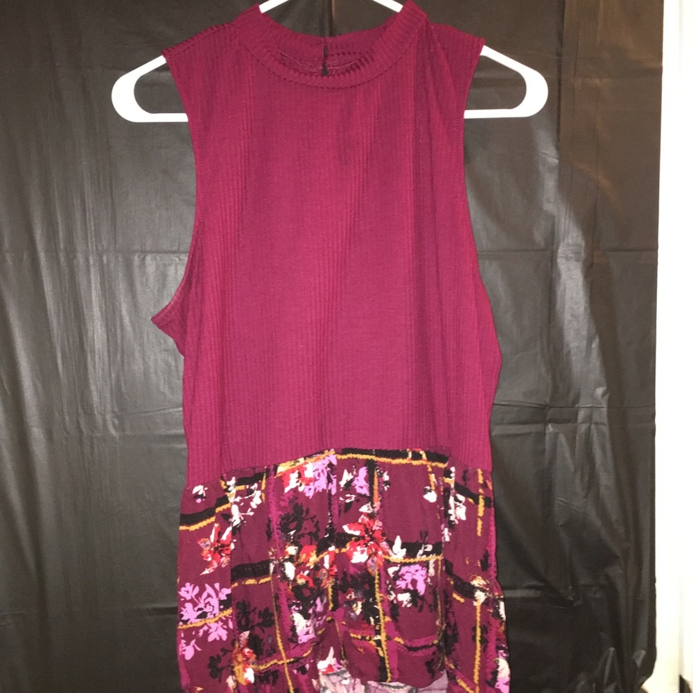 Super cute floral peplum top 🌷